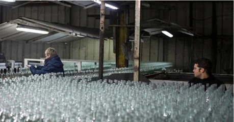 全球“不休息”的工厂,24小时在生产玻璃瓶子